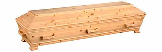 Kiste i ubehandlet treverk med synlige kvister og struktur, seks håndtak og tradisjonell form.