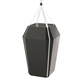 Svart urne med sølvdekor og bånd, hengende i hvite stropper mot hvit bakgrunn.